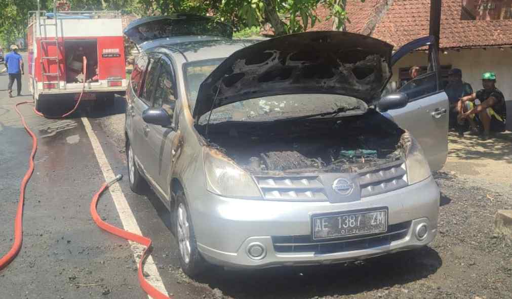 Diduga Konsleting Listrik Mobil Grand Livina Terbakar Wartakita Co