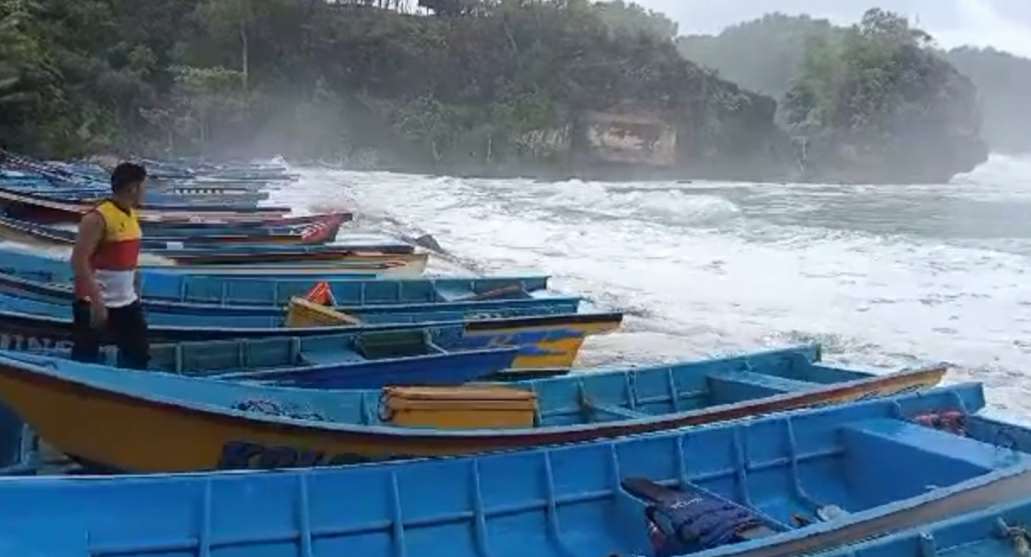 Nelayan Pilih Tak Melaut Imbas Gelombang Tinggi Wartakita Co